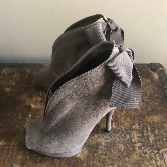 Vera Wang Royce Tan Peep Toe bow heels booties 6m - Picture 3 of 14